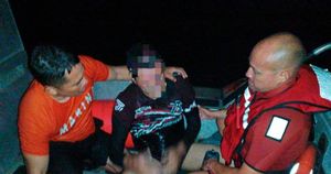 ¡FUERTE OLEAJE VOLCÓ LANCHA EN EL RÍO JAMAPA! - ELEMENTOS DEL ENSAR RESCATARON A 3 PERSONAS