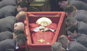 ¡LA BASÍLICA DE SAN PEDRO ABRE SUS PUERTAS PARA QUE LOS CATÓLICOS SE DESPIDAN DEL PAPA FRANCISCO!