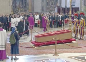 ¡MONJA, AMIGA DEL PAPA FRANCISCO, ROMPE PROTOCOLO Y LLORA FRENTE AL FÉRETRO!