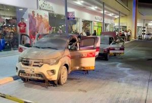 ¡QUEMAN TAXIS EN PLAZA CRISTAL DE POZA RICA!