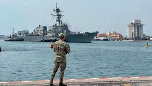 ¡VINO POR GASOLINA Y AL BAÑO! - EL USS GRAVELY