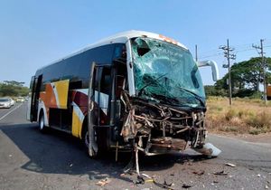 ¡AUTOBÚS AU SE DESBARATA EN TRANCAZO CARRETERO!