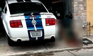 ¡EJECUTAN A VENDEDOR DE MEDICAMENTOS EN TUXPAN! - LE DISPARARON NUEVE BALAZOS CUANDO LAVABA EL AUTOMOVIL