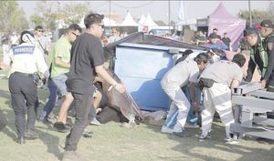 ¡MUEREN  DOS FOTOPERIODISTAS TRAS COLAPSO DE ESTRUCTURA EN FESTIVAL CEREMONIA!