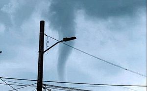 ¡SE LES APARECE ‘EMBUDO DE NUBE’! - A CORRER