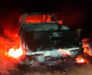 ¡BALEAN Y QUEMAN CAMIONETA DE CANDIDATO DEL PT!