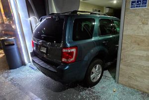 ¡SE EQUIVOCA DE PEDAL Y CAMIONETA ACABA DENTRO DE PLAZA VELA!