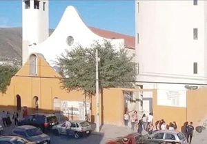 ¡DESCUBREN CUERPO DE MUJER COLGADA EN BAÑOS DE PARROQUIA EN MONTERREY!