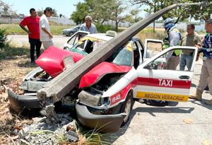 ¡CAFRE LE PEGA A TAXI Y LO PROYECTÓ CONTRA POSTE!