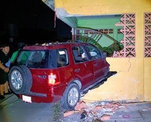 ¡ESTACIONA LA CAMIONETA EN LA COCINA DEL VECINO!