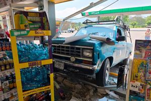 ¡CAMIONETÓN SE METIÓ AL OXXO!