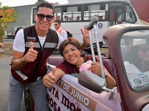 PEPÍN  RUIZ Y  ROSA MARÍA  EN EL RECORRIDO POR LAS COLONIAS...