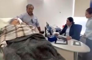 ¡SE LLEVAN A ABUELITA DE 96 AÑOS EN CAMILLA PARA COBRAR SU PENSIÓN EN EL BANCO! - Y SE DISCULPA EL BBVA