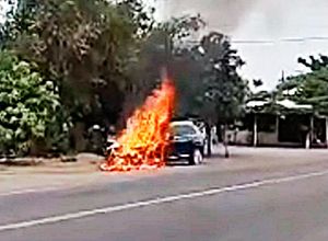 ¡ARDE COCHE EN LA CARRETERA A LA TINAJA!
