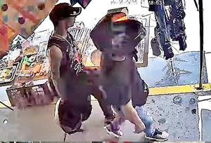¡PAREJA ATRACA NEGOCIO DE CELULARES Y SE ROBAN UNA MOTO!