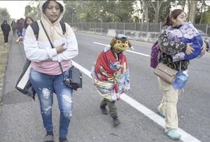 ¡TRUMP PLANEA RASTREAR A 450 MIL NIÑOS MIGRANTES! - CON LLAMADAS A LA PUERTA Y PRUEBAS DE ADN