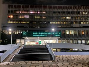 ¡PACIENTE ‘VOLÓ’ DEL SEXTO PISO! - POR FALTA DE AIRE ACONDICIONADO EN EL IMSS DE CUAUHTEMOC