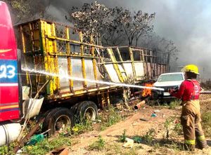 ¡ARDEN DECENAS DE AUTOS EN INCENDIO EN CORRALÓN!