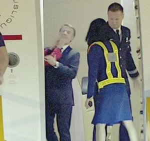 ¡MACRON RECIBE UN MANOTAZO DE SU ESPOSA; EL PRESIDENTE FRANCÉS DICE QUE BROMEABAN!