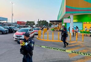 ¡HOMBRE EJECUTADO EN EL ESTACIONAMIENTO DE AURRERA! - DOS SUJETOS EN MOTO LE DISPARARON A CORTA DISTANCIA