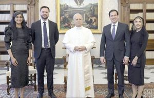 ¡JD VANCE LE ENTREGA AL PAPA LEÓN XIV UNA INVITACIÓN DE TRUMP PARA VISITAR EU!