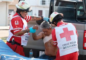¡PALAPEROS SE AGARRAN A COCOTAZOS EN EL BULEVAR!