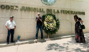 ¡PROTESTA EN EL PODER JUDICIAL! - Y HASTA UNA CORONA LE LLEVAN