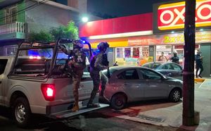 ¡CLIENTES VALIENTES DETIENEN A ASALTANTE DE TIENDA OXXO!