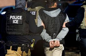 ¡DARÁN MIL DÓLARES A LOS INMIGRANTES PARA QUE SE VAYAN DE ESTADOS UNIDOS!