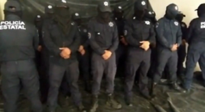 ¡NO LOS VIERON! - *Policías de la SSP no vieron a los que se disfrazaron de malosos