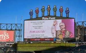 ¡CELEBRAN WHITE SOX TENER COMO AFICIONADO AL PAPA LEÓN XIV!