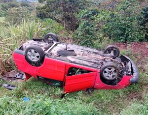 ¡AUTOMÓVIL VOLCÓ EN LA CARRETERA FORTÍN-HUATUSCO!