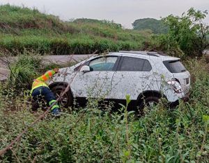 ¡CAMIONETÓN SALIÓ VOLANDO EN EL KILÓMETRO 13.5!