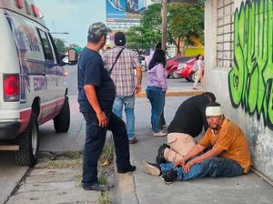 ¡MOTOCICLISTA ESCAPA Y DEJA HERDIDO A PEATÓN!