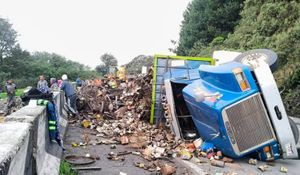 ¡SE VOLTEÓ TORTON CON CHATARRA EN LAS CUMBRES DE MALTRATA!