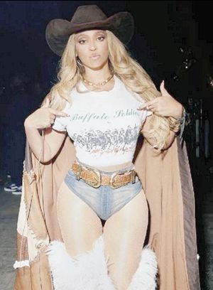 ¡CRITICAN A BEYONCÉ POR VESTIR CAMISETA QUE LLAMA "ENEMIGOS DE LA PAZ" A INDÍGENAS NORTEAMERICANOS!