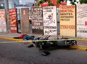 ¡MOTOCICLETAZO MORTAL! - MURIO AL ESTRELLARSE CONTRA BARDA DIVISORIA FRENTE AL IMSS DE CUAUHTEMOC