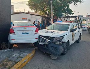 ¡PATRULLAZO! - TAXISTA FUE IMPACTADO DE UN COSTADO CUANDO CRUZABA LA AVENIDA MIGUEL ALEMÁN
