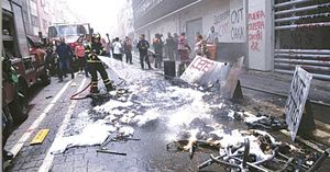 ¡MAESTROS DE LA CNTE VANDALIZAN EDIFICIO DEL SNTE!