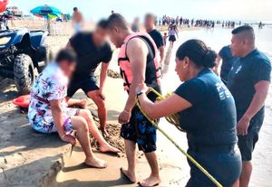 ¡RESCATAN A BAÑISTAS EN PLAYAS DE CHACHALACAS!