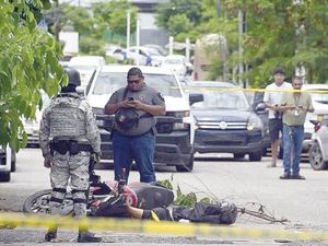 ¡ASESINAN A CUATRO Y QUEMAN TAXIS EN ACAPULCO!