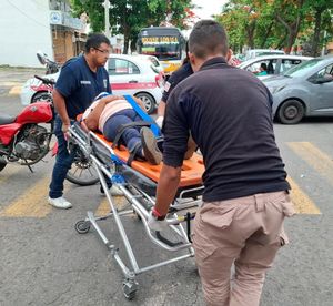 ¡DAMAS MOTOCICLISTAS LESIONADAS EN ‘TORTAZO’!