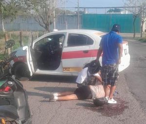 ¡JÓVENES DERRAPAN EN LA MOTONETA, UNO ESTA GRAVE!