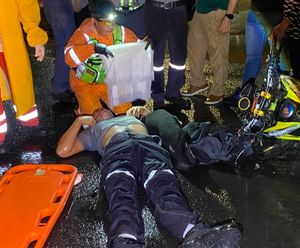 ¡TRABAJADOR DE LA COCA CASI MUERE POR TRANCAZO! - SE IMPACTO CONTRA CAMION DE PASAJE