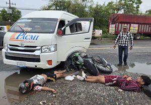 ¡JOVENCITOS EN MOTO SE IMPACTAN CONTRA COMBI!