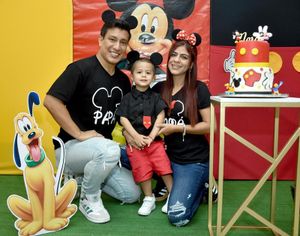 MARCOS FESTEJA CON MICKEY SUS 3 AÑITOS