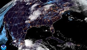¡"ERICK" NOS ENVÍA MÁS LLUVIAS CON RAYOS Y RACHAS! - *POTENCIAL HURACÁN MAYOR SE DIRIGE A LAS COSTAS DE OAXACA Y GUERRERO