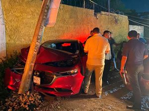 ¡POR CULPA DE BACHE SE IMPACTÓ CONTRA POSTE DE LA CFE!