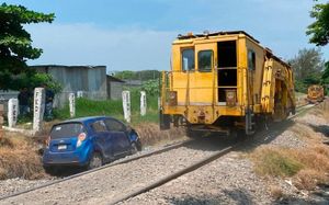 ¡TREN ARRASTRÓ UN AUTO EN PALMA REAL! - CONDUCTORA SALE ILESA