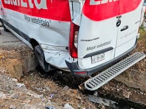 ¡CAMIONETA DE ESTAFETA EMBESTIDA POR EL TREN!